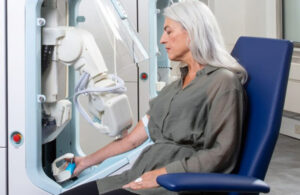 An image of a patient getting their blood drawn by Vitestro's Aletta device.